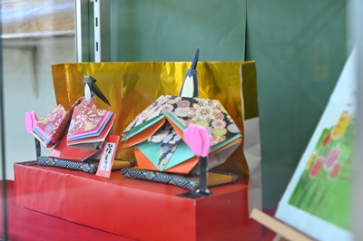 千早ロビー展示「折り紙で作る　飾れるお雛様」