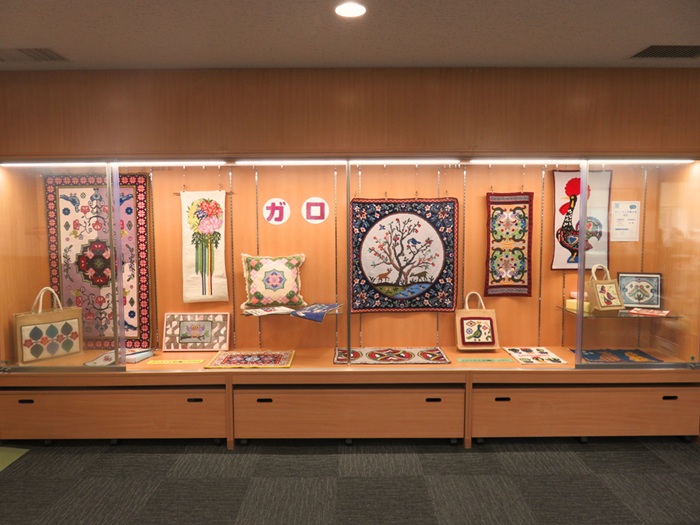 【4Fロビー展示】ポルトガル刺繡の会ガロ 作品展示