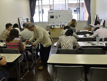 切り絵教室の様子