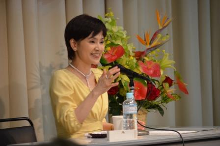 岡部まり氏
