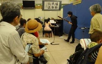 庁舎ロビーコンサートの様子